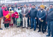 ਐਸ.ਡੀ.ਐਮ. ਨੇ 3ਡੀ ਸੁਸਾਇਟੀ ਦੇ ਵਰਕਰਾਂ ਨੂੰ ਕੀਤੀ ਗਰਮ ਕੰਬਲਾਂ ਦੀ ਵੰਡ