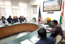 ਡਿਪਟੀ ਕਮਿਸ਼ਨਰ ਡਾ. ਪ੍ਰੀਤੀ ਯਾਦਵ ਅਧਿਕਾਰੀਆਂ ਨਾਲ ਬੈਠਕ ਕਰਦੇ ਹੋਏ।