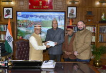 लोकेंद्र मोहन चंदेल ने महाकुंभ में भोजन व्यवस्था के लिए 50.2 लाख रुपये का चेक भेंट किया