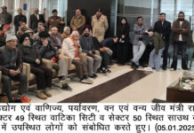 ਹਰਿਆਣਾ ਦੇ ਉਦਯੋਗ ਅਤੇ ਵਪਾਰ, ਪਰੀਬਣ, ਜੰਗਲਾਤ ਅਤੇ ਜੰਗਲੀ ਜੀਵਨ ਮੰਤਰੀ ਰਾਓ ਨਰਬੀਰ ਸਿੰਘ ਗੁਰਗਾਵਾਂ ਦੇ ਸੈਕਟਰ 49 ਸਥਿਤ ਵਾਟਿਕਾ ਸਿਟੀ ਅਤੇ ਸੈਕਟਰ 50 ਸਥਿਤ ਸਾਊਥ ਕਲੋਜ਼ ਵਿੱਚ ਆਪਣੇ ਧੰਨਵਾਦੀ ਦੌਰੇ ਦੌਰਾਨ ਮੌਜੂਦ ਲੋਕਾਂ ਨੂੰ ਸੰਬੋਧਨ ਕਰਦੇ ਹੋਏ।