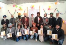 ਪਟਵਾਰ ਟਰੇਨਿੰਗ ਸਕੂਲ ਵਿਖੇ ਸਮਾਗਮ ਉਪਰੰਤ ਤਹਿਸੀਲਦਾਰ ਕੁਲਵੰਤ ਸਿੰਘ ਪਟਵਾਰੀ ਦੀ ਟਰੇਨਿੰਗ ਲੈ ਰਹੇ ਵਿਦਿਆਰਥੀਆਂ ਨੂੰ ਸਨਮਾਨਿਤ ਕਰਦੇ ਹੋਏ।