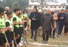 ਵਿਧਾਇਕ ਬ੍ਰਮ ਸ਼ੰਕਰ ਜਿੰਪਾ ਹਾਕੀ ਟੂਰਨਾਮੈਂਟ ਦੌਰਾਨ ਖਿਡਾਰੀਆਂ ਨਾਲ ਜਾਣ-ਪਛਾਣ ਅਤੇ ਗੱਲਬਾਤ ਕਰਦੇ ਹੋਏ।