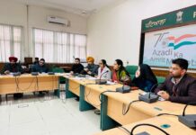 ਡਿਪਟੀ ਕਮਿਸ਼ਨਰ ਡਾ. ਪ੍ਰੀਤੀ ਯਾਦਵ ਜ਼ਿਲ੍ਹਾ ਪ੍ਰਬੰਧਕੀ ਕੰਪਲੈਕਸ ਵਿਖੇ ਜ਼ਿਲ੍ਹਾ ਵਾਤਾਵਰਣ ਕਮੇਟੀ ਦੀ ਮੀਟਿੰਗ ਕਰਦੇ ਹੋਏ।