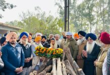 ਪੰਜਾਬ ਦੇ ਸਾਬਕਾ ਮੰਤਰੀ ਅਜਾਇਬ ਸਿੰਘ ਮੁਖਮੇਲਪੁਰ ਦੀ ਮ੍ਰਿਤਕ ਦੇਹ ਦੇ ਅੰਤਿਮ ਸਸਕਾਰ ਮੌਕੇ ਪਿੰਡ ਮੁਖਮੇਲਪੁਰ ਵਿਖੇ ਪੰਜਾਬ ਸਰਕਾਰ ਅਤੇ ਮੁੱਖ ਮੰਤਰੀ ਸ. ਭਗਵੰਤ ਸਿੰਘ ਮਾਨ ਵੱਲੋਂ ਡਿਪਟੀ ਕਮਿਸ਼ਨਰ ਡਾ. ਪ੍ਰੀਤੀ ਯਾਦਵ ਮ੍ਰਿਤਕ ਦੇਹ ‘ਤੇ ਫੁੱਲਾਂ ਦੀ ਰੀਥ ਰੱਖਕੇ ਸ਼ਰਧਾਂਜਲੀ ਭੇਂਟ ਕਰਦੇ ਹੋਏ।