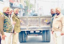 ਟ੍ਰੈਫਿਕ ਪੁਲਿਸ ਸੰਗਰੂਰ ਨੇ ਵਾਹਨਾਂ ‘ਤੇ ਲਗਾਏ ਰਿਫਲੈਕਟਰ