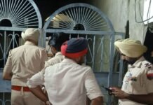 ਫੀਜ਼ਿਲਕਾ, ਜਗਰਾਉਂ. ਹੋਟਲ ਵਿਵਾਦਪੂਰਨ, ਨਿਹੰਗ ਵਿਰੋਧ ਪ੍ਰਦਰਸ਼ਨ, ਮਨੁੱਖੀ ਤਸਕਰੀ ਦੇ ਦੋਸ਼ | Sh ਸੁਰਜੀਤ ਸਿੰਘ | ਯਾਰਾਨ ਦੇ ਹੋਟਲ ਵਿਚ ਬਾਡੀ ਵਪਾਰ ਦਾ ਦੋਸ਼ੀ: ਨਿਹੰਗ ਜਥੇਦੇਡ ਨੇ ਕਿਹਾ, ਨੇਤਾਵਾਂ ਦੀ ਸਰਪ੍ਰਸਤੀ ਦੇ ਤਹਿਤ ਕਾਰੋਬਾਰ – ਜਗਰਾਉਂ ਨਿ News ਜ਼