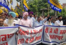 ਭਾਜਪਾ ਨੇਤਾ ਤਰਨ ਚੁਗ ਦੇ ਘਰ ਅੱਗੇ ਆਮ ਆਦਮੀ ਪਾਰਟੀ ਨੇ ਦਿੱਤਾ ਧਰਨਾ