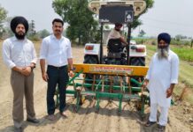 ਖੇਤੀਬਾੜੀ ਵਿਭਾਗ ਦੀ ਟੀਮ ਝੋਨੇ ਦੀ ਸਿੱਧੀ ਬਿਜਾਈ ਲਈ ਕਿਸਾਨ ਦੇ ਖੇਤ ਵਿਚ ਪੁੱਜੀ