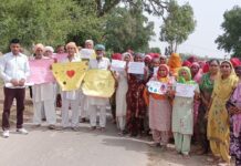 ਲੋਕ ਸਿਹਤਮੰਦ ਜੀਵਨ ਲਈ ਇਕੱਠੇ ਸੈਰ ਕਰਦੇ ਹਨ