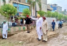 ਵਿਧਾਇਕ ਗੁਰਦਿੱਤ ਸਿੰਘ ਸੇਖੋਂ ਨੇ ਸੜਕ ਦੀ ਪ੍ਰਗਤੀ ਦਾ ਲਿਆ ਜਾਇਜਾ