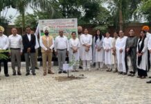 “ਗ੍ਰੀਨ ਓਥ ਡੇ” ਹੇਠ ਜੱਜ ਕੰਵਲਜੀਤ ਸਿੰਘ ਵੱਲੋਂ ਜ਼ਿਲ੍ਹਾ ਕਚਹਿਰੀ ‘ਚ ਬੂਟੇ ਲਗਾਏ