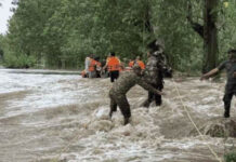 ਹੜ੍ਹ ਦੌਰਾਨ ਰੈਸਕਿਊ ਕਿਸ਼ਤੀ ਪਲਟੀ, ਫੌਜ ਨੇ 10 ਲੋਕਾਂ ਦੀ ਜਾਨ ਬਚਾਈ