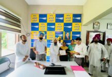 ਅਨੁਸੂਚਿਤ ਜਾਤੀ ਦੇ ਪਰਿਵਾਰਾਂ ਨੂੰ ਕਰਜ਼ਾ ਮੁਕਤੀ ਸਰਟੀਫਿਕੇਟ ਵੰਡੇ