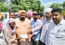 ਰਣਬੀਰ ਸਿੰਘ ਭੁੱਲਰ ਨੇ ਮ੍ਰਿਤਕ ਗੁਰਮੀਤ ਸਿੰਘ ਦੇ ਪਰਿਵਾਰ ਨੂੰ ਸੌਂਪਿਆ 4 ਲੱਖ ਰੁਪਏ ਦਾ ਚੈੱਕ