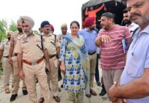 6196 ਰਾਸ਼ਨ ਕਿੱਟਾਂ ਵੰਡੀਆਂ, DC ਤੇ SSP ਨੇ ਬੰਨ੍ਹਾਂ ‘ਤੇ ਰਾਹਤ ਕੰਮਾਂ ਦਾ ਜਾਇਜ਼ਾ ਲਿਆ