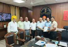 ਸੀਨੀਅਰ ਸਿਟੀਜਨ ਸੁਸਾਇਟੀ ਵੱਲੋਂ ਹਰ ਪੀੜਤਾਂ ਨੂੰ ਦਿੱਤਾ ਇਕ ਲੱਖ ਦਾ ਚੈੱਕ