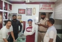 ਕੰਧ ਤੋੜ ਕੇ ਚੋਰਾਂ ਨੇ ਤੀਜੀ ਵਾਰ ਸੁਨਿਆਰੇ ਦੀ ਦੁਕਾਨ ਲੁੱਟੀ, ਵੱਡੀ ਚੋਰੀ ਨਾਲ ਸਭ ਹੈਰਾਨ; ਇਲਾਕੇ ਦੇ ਦੁਕਾਨਦਾਰਾਂ ਨੇ ਨਹੀਂ ਰੱਖਿਆ ਕੋਈ ਚੌਂਕੀਦਾਰ।