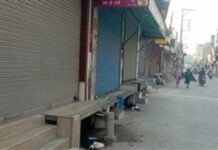 ਪੈਸਟਿਸਾਈਡ ਦੀ ਦੁਕਾਨ ’ਤੇ ਹਮਲਾਵਰਾਂ ਵੱਲੋਂ ਗੋਲੀਆਂ ਚਲਾਉਣ ਦੀ ਘਟਨਾ ਤੋਂ ਬਾਅਦ ਮਾਨਸਾ ਵਿੱਚ ਤਣਾਅ ਦਾ ਮਾਹੌਲ, ਵਪਾਰੀਆਂ ਵੱਲੋਂ ਮਾਨਸਾ ਬੰਦ ਦੀ ਕਾਲ; ਸਾਰੀਆਂ ਦੁਕਾਨਾਂ ਰਹੀਆਂ ਬੰਦ।