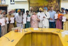 ਫਸਲਾਂ ਦੇ ਖਰਾਬੇ ਸਬੰਧੀ ਮੁਆਵਜ਼ਾ ਰਾਸ਼ੀ ਦੇ ਸੌਂਪੇ ਮਨਜ਼ੂਰੀ ਪੱਤਰ