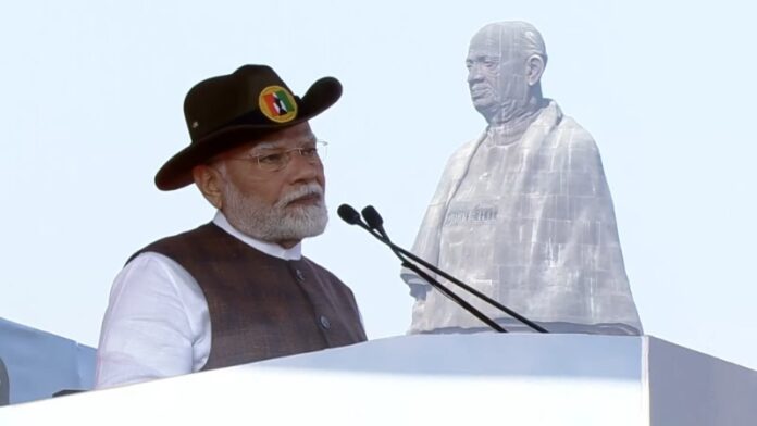 Aj Di Awaaj ਪ੍ਰਧਾਨ ਮੰਤਰੀ ਮੋਦੀ ਨੇ ਇਕਤਾ ਦਿਵਸ ਮੌਕੇ ਪਰੇਡ ਦੀ ਸਲਾਮੀ ਲਈ ਤੇ ਦੇਸ਼ਵਾਸੀਆਂ ਨੂੰ ਏਕਤਾ ਦੀ ਸ਼ਪਥ ਦਿਵਾਈ।