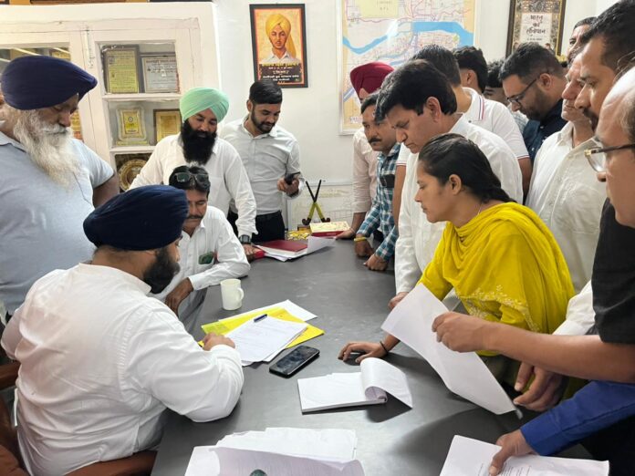 ਹਫਤਾਵਾਰੀ ਪ੍ਰੋਗਰਾਮ ਸਾਡਾ.ਐਮ.ਐਲ.ਏ.ਸਾਡੇ.ਵਿੱਚ ਨਿਰੰਤਰ ਜਾਰੀ, ਇਲਾਕੇ ਦੇ ਸੈਂਕੜੇ ਲੋਕ ਐਤਵਾਰ ਨੂੰ ਪਹੁੰਚ ਕੇ ਕਰਵਾ ਰਹੇ ਮੁਸ਼ਕਿਲਾ ਹੱਲ