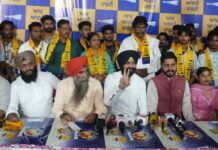 ਮਜ਼ਦੂਰ ਯੂਨੀਅਨ ਦੇ ਪ੍ਰਧਾਨ ਦਲਬੀਰ ਸਿੰਘ ਆਪਣੇ ਸਾਥੀਆਂ ਸਮੇਤ ‘ਆਮ ਆਦਮੀ ਪਾਰਟੀ’ ਵਿੱਚ ਸ਼ਾਮਲ ਹੋ ਗਏ, ਜਿਨ੍ਹਾਂ ਦਾ ਕੈਬਨਿਟ ਮੰਤਰੀ ਵੱਲੋਂ ਗਰਮਜੋਸ਼ੀ ਨਾਲ ਸਵਾਗਤ ਕੀਤਾ ਗਿਆ।