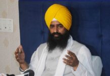 “ਇਹ ਪੰਜਾਬ ਹੈ, ਇੱਥੇ ਸੱਦਾ ਪੱਤਰ ਪੰਜਾਬੀ ਵਿੱਚ ਹੀ ਦਿੱਤੇ ਜਾਣੇ ਚਾਹੀਦੇ ਹਨ,” ਗੜਗੱਜ ਨੇ ਕਿਹਾ।