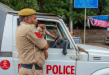 ਦਿੱਲੀ ਵਿੱਚ CRPF ਦੇ ਦੋ ਸਕੂਲਾਂ ਨੂੰ ਬੰਬ ਨਾਲ ਉਡਾਉਣ ਦੀ ਧਮਕੀ ਮਿਲੀ ਹੈ। ਇਸ ਸੁਚਨਾ ਤੋਂ ਬਾਅਦ ਪੁਲਿਸ ਅਧਿਕਾਰੀ ਮਾਮਲੇ ਦੀ ਜਾਂਚ ਵਿੱਚ ਜੁਟੇ ਹੋਏ ਹਨ।