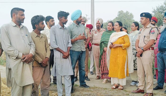 Bhikhi-ਡਿਪਟੀ ਕਮਿਸ਼ਨਰ ਬੇਲਰ ਵਾਲਿਆਂ ਨਾਲ ਗੱਲਬਾਤ ਕਰਦੇ ਹੋਏ