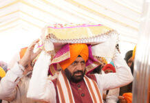 ਸ਼੍ਰੀ ਗੁਰੂ ਤੇਗ ਬਹਾਦੁਰ ਜੀ ਦੇ 350ਵੇਂ ਸ਼ਹੀਦੀ ਦਿਵਸ ‘ਤੇ ਹਰਿਆਣਾ ਦੇ ਮੁੱਖ ਮੰਤਰੀ ਨੇ ਨਿਭਾਈ ਪਵਿੱਤਰ ‘ਪਾਲਕੀ ਸੇਵਾ’; ਪੰਜ ਪਿਆਰਿਆਂ ਦੀ ਅਗਵਾਈ ਵਿੱਚ ਸ਼੍ਰੀ ਗੁਰੂ ਗ੍ਰੰਥ ਸਾਹਿਬ ਜੀ ਦਾ ਪ੍ਰਕਾਸ਼ ਸ਼੍ਰੀ ਗੁਰੂ ਤੇਗ ਬਹਾਦੁਰ ਜੀ ਦੇ 350ਵੇਂ ਸ਼ਹੀਦੀ ਦਿਵਸ 'ਤੇ ਹਰਿਆਣਾ ਦੇ ਮੁੱਖ ਮੰਤਰੀ ਨੇ ਨਿਭਾਈ ਪਵਿੱਤਰ ‘ਪਾਲਕੀ ਸੇਵਾ’; ਪੰਜ ਪਿਆਰਿਆਂ ਦੀ ਅਗਵਾਈ ਵਿੱਚ ਸ਼੍ਰੀ ਗੁਰੂ ਗ੍ਰੰਥ ਸਾਹਿਬ ਜੀ ਦਾ ਪ੍ਰਕਾਸ਼