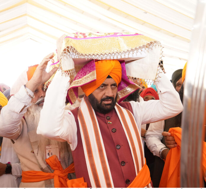 ਸ਼੍ਰੀ ਗੁਰੂ ਤੇਗ ਬਹਾਦੁਰ ਜੀ ਦੇ 350ਵੇਂ ਸ਼ਹੀਦੀ ਦਿਵਸ 'ਤੇ ਹਰਿਆਣਾ ਦੇ ਮੁੱਖ ਮੰਤਰੀ ਨੇ ਨਿਭਾਈ ਪਵਿੱਤਰ ‘ਪਾਲਕੀ ਸੇਵਾ’; ਪੰਜ ਪਿਆਰਿਆਂ ਦੀ ਅਗਵਾਈ ਵਿੱਚ ਸ਼੍ਰੀ ਗੁਰੂ ਗ੍ਰੰਥ ਸਾਹਿਬ ਜੀ ਦਾ ਪ੍ਰਕਾਸ਼