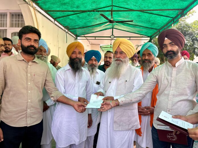 ਕੈਬਨਿਟ ਮੰਤਰੀ ਗੁਰਮੀਤ ਸਿੰਘ ਖੁੱਡੀਆਂ ਵੱਲੋਂ ਪਿਛਲੇ ਦਿਨੀਂ ਹੋਈ ਭਾਰੀ ਬਾਰਿਸ਼ ਨਾਲ ਪ੍ਰਭਾਵਿਤ ਲੰਬੀ ਹਲਕੇ ਦੇ ਵੱਖ-ਵੱਖ ਪਿੰਡਾਂ ਦੇ ਲੋਕਾਂ ਨੂੰ ਮਾਲੀ ਸਹਾਇਤਾ ਸਬੰਧੀ ਸੈਂਕਸ਼ਨ ਪੱਤਰ ਵੰਡੇ