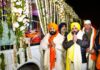 ਗੁਰਦਾਸਪੁਰ ਤੋਂ ਅਰੰਭ ਹੋਏ ਸ਼ਹੀਦੀ ਦਿਹਾੜੇ ਨੂੰ ਸਮਰਪਿਤ ਵਿਸ਼ਾਲ ਨਗਰ ਕੀਰਤਨ ਦਾ ਸ੍ਰੀ ਅਨੰਦਪੁਰ ਸਾਹਿਬ ਵਿਖੇ ਅੰਮ੍ਰਿਤ ਵੇਲੇ ਪਹੁੰਚਣ ‘ਤੇ ਕੈਬਨਿਟ ਮੰਤਰੀ ਹਰਜੋਤ ਸਿੰਘ ਬੈਂਸ ਅਤੇ ਹਰਭਜਨ ਸਿੰਘ ਈ ਟੀ ਓ ਵਲੋਂ ਫੁੱਲਾਂ ਦੀ ਵਰਖਾ ਨਾਲ ਸਵਾਗਤ ਗੁਰਦਾਸਪੁਰ ਤੋਂ ਅਰੰਭ ਹੋਏ ਸ਼ਹੀਦੀ ਦਿਹਾੜੇ ਨੂੰ ਸਮਰਪਿਤ ਵਿਸ਼ਾਲ ਨਗਰ ਕੀਰਤਨ ਦਾ ਸ੍ਰੀ ਅਨੰਦਪੁਰ ਸਾਹਿਬ ਵਿਖੇ ਅੰਮ੍ਰਿਤ ਵੇਲੇ ਪਹੁੰਚਣ 'ਤੇ ਕੈਬਨਿਟ ਮੰਤਰੀ ਹਰਜੋਤ ਸਿੰਘ ਬੈਂਸ ਅਤੇ ਹਰਭਜਨ ਸਿੰਘ ਈ ਟੀ ਓ ਵਲੋਂ ਫੁੱਲਾਂ ਦੀ ਵਰਖਾ ਨਾਲ ਸਵਾਗਤ