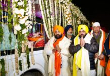 ਗੁਰਦਾਸਪੁਰ ਤੋਂ ਅਰੰਭ ਹੋਏ ਸ਼ਹੀਦੀ ਦਿਹਾੜੇ ਨੂੰ ਸਮਰਪਿਤ ਵਿਸ਼ਾਲ ਨਗਰ ਕੀਰਤਨ ਦਾ ਸ੍ਰੀ ਅਨੰਦਪੁਰ ਸਾਹਿਬ ਵਿਖੇ ਅੰਮ੍ਰਿਤ ਵੇਲੇ ਪਹੁੰਚਣ ‘ਤੇ ਕੈਬਨਿਟ ਮੰਤਰੀ ਹਰਜੋਤ ਸਿੰਘ ਬੈਂਸ ਅਤੇ ਹਰਭਜਨ ਸਿੰਘ ਈ ਟੀ ਓ ਵਲੋਂ ਫੁੱਲਾਂ ਦੀ ਵਰਖਾ ਨਾਲ ਸਵਾਗਤ ਗੁਰਦਾਸਪੁਰ ਤੋਂ ਅਰੰਭ ਹੋਏ ਸ਼ਹੀਦੀ ਦਿਹਾੜੇ ਨੂੰ ਸਮਰਪਿਤ ਵਿਸ਼ਾਲ ਨਗਰ ਕੀਰਤਨ ਦਾ ਸ੍ਰੀ ਅਨੰਦਪੁਰ ਸਾਹਿਬ ਵਿਖੇ ਅੰਮ੍ਰਿਤ ਵੇਲੇ ਪਹੁੰਚਣ 'ਤੇ ਕੈਬਨਿਟ ਮੰਤਰੀ ਹਰਜੋਤ ਸਿੰਘ ਬੈਂਸ ਅਤੇ ਹਰਭਜਨ ਸਿੰਘ ਈ ਟੀ ਓ ਵਲੋਂ ਫੁੱਲਾਂ ਦੀ ਵਰਖਾ ਨਾਲ ਸਵਾਗਤ
