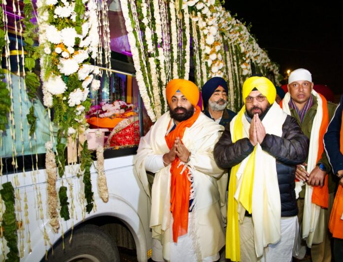 ਗੁਰਦਾਸਪੁਰ ਤੋਂ ਅਰੰਭ ਹੋਏ ਸ਼ਹੀਦੀ ਦਿਹਾੜੇ ਨੂੰ ਸਮਰਪਿਤ ਵਿਸ਼ਾਲ ਨਗਰ ਕੀਰਤਨ ਦਾ ਸ੍ਰੀ ਅਨੰਦਪੁਰ ਸਾਹਿਬ ਵਿਖੇ ਅੰਮ੍ਰਿਤ ਵੇਲੇ ਪਹੁੰਚਣ 'ਤੇ ਕੈਬਨਿਟ ਮੰਤਰੀ ਹਰਜੋਤ ਸਿੰਘ ਬੈਂਸ ਅਤੇ ਹਰਭਜਨ ਸਿੰਘ ਈ ਟੀ ਓ ਵਲੋਂ ਫੁੱਲਾਂ ਦੀ ਵਰਖਾ ਨਾਲ ਸਵਾਗਤ