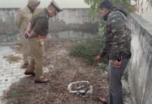 ਧੁੰਦ ਦਾ ਫਾਇਦਾ ਉਠਾ ਕੇ ਦੋ ਮੁਲਜ਼ਮ .30 ਬੋਰ ਦਾ ਇਕ ਪਿਸਤੌਲ ਅਤੇ .32 ਬੋਰ ਦਾ ਇਕ ਪਿਸਤੌਲ ਛੱਡ ਕੇ ਭੱਜੇ, ਦੋਵੇਂ ਹਥਿਆਰ ਪੁਲਿਸ ਨੇ ਕੀਤੇ ਬਰਾਮਦ: ਡੀਆਈਜੀ ਹਰਮਨਬੀਰ ਸਿੰਘ ਗਿੱਲ ਧੁੰਦ ਦਾ ਫਾਇਦਾ ਉਠਾ ਕੇ ਦੋ ਮੁਲਜ਼ਮ .30 ਬੋਰ ਦਾ ਇਕ ਪਿਸਤੌਲ ਅਤੇ .32 ਬੋਰ ਦਾ ਇਕ ਪਿਸਤੌਲ ਛੱਡ ਕੇ ਭੱਜੇ, ਦੋਵੇਂ ਹਥਿਆਰ ਪੁਲਿਸ ਨੇ ਕੀਤੇ ਬਰਾਮਦ: ਡੀਆਈਜੀ ਹਰਮਨਬੀਰ ਸਿੰਘ ਗਿੱਲ