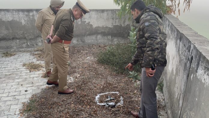 ਧੁੰਦ ਦਾ ਫਾਇਦਾ ਉਠਾ ਕੇ ਦੋ ਮੁਲਜ਼ਮ .30 ਬੋਰ ਦਾ ਇਕ ਪਿਸਤੌਲ ਅਤੇ .32 ਬੋਰ ਦਾ ਇਕ ਪਿਸਤੌਲ ਛੱਡ ਕੇ ਭੱਜੇ, ਦੋਵੇਂ ਹਥਿਆਰ ਪੁਲਿਸ ਨੇ ਕੀਤੇ ਬਰਾਮਦ: ਡੀਆਈਜੀ ਹਰਮਨਬੀਰ ਸਿੰਘ ਗਿੱਲ