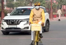 ਪ੍ਰਦੂਸ਼ਣ ‘ਤੇ ਸਰਕਾਰ ਦਾ ਵੱਡਾ ਕਦਮ: ਮਜ਼ਦੂਰਾਂ ਨੂੰ ₹10 ਹਜ਼ਾਰ, ਦਫ਼ਤਰਾਂ ‘ਚ 50% WFH ਲਾਜ਼ਮੀ 'ਮਜ਼ਦੂਰਾਂ ਨੂੰ 10-10 ਹਜ਼ਾਰ, ਸਰਕਾਰੀ ਤੇ ਪ੍ਰਾਈਵੇਟ ਦਫ਼ਤਰਾਂ 'ਚ 50% WFH'; ਪ੍ਰਦੂਸ਼ਣ 'ਤੇ ਸਰਕਾਰ ਦਾ ਵੱਡਾ ਐਲਾਨ