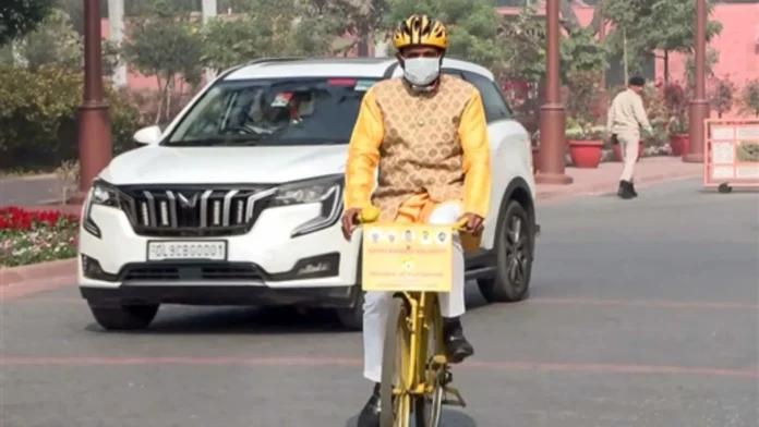 Aj Di Awaaj 'ਮਜ਼ਦੂਰਾਂ ਨੂੰ 10-10 ਹਜ਼ਾਰ, ਸਰਕਾਰੀ ਤੇ ਪ੍ਰਾਈਵੇਟ ਦਫ਼ਤਰਾਂ 'ਚ 50% WFH'; ਪ੍ਰਦੂਸ਼ਣ 'ਤੇ ਸਰਕਾਰ ਦਾ ਵੱਡਾ ਐਲਾਨ