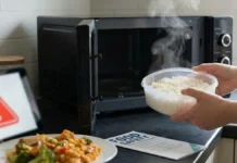 ਚੌਲ ਦੁਬਾਰਾ ਗਰਮ ਕਰਦੇ ਹੋ? ਇਕ ਛੋਟੀ ਲਾਪਰਵਾਹੀ ਬਣ ਸਕਦੀ ਹੈ ਫੂਡ ਪੋਇਜ਼ਨਿੰਗ ਦੀ ਵਜ੍ਹਾ, ਨਿਊਟ੍ਰੀਸ਼ਨਿਸਟ ਦੀ ਚਿਤਾਵਨੀ ਚੌਲ ਦੁਬਾਰਾ ਗਰਮ ਕਰਦੇ ਹੋ? ਇਕ ਛੋਟੀ ਲਾਪਰਵਾਹੀ ਬਣ ਸਕਦੀ ਹੈ ਫੂਡ ਪੋਇਜ਼ਨਿੰਗ ਦੀ ਵਜ੍ਹਾ, ਨਿਊਟ੍ਰੀਸ਼ਨਿਸਟ ਦੀ ਚਿਤਾਵਨੀ