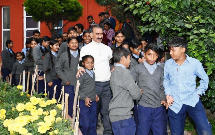 Aj Di Awaaj ਮੁੱਖ ਮੰਤਰੀ ਨੇ ਧਰਮਸ਼ਾਲਾ ਵਿੱਚ ਟੌਂਗ-ਲੇਨ ਸਕੂਲ ਦੇ ਬੱਚਿਆਂ ਨਾਲ ਕੀਤਾ ਸੰਵਾਦ ਅੱਛੇ ਨਾਗਰਿਕ ਬਣਨ ਲਈ ਕੀਤਾ ਪ੍ਰੇਰਿਤ