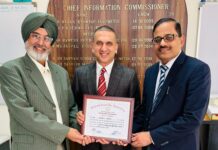 ਰਾਜ ਸੂਚਨਾ ਕਮਿਸ਼ਨਰ ਇੰਦਰਪਾਲ ਸਿੰਘ ਧੰਨਾ ਅਤੇ ਵਧੀਕ ਮੁੱਖ ਸਕੱਤਰ ਡੀ ਕੇ ਤਿਵਾੜੀ ਵੱਲੋਂ ਹਰਪ੍ਰੀਤ ਸੰਧੂ ਨੂੰ ਮਿਲੇ ਸਨਮਾਨ ਲਈ ਉਨ੍ਹਾਂ ਦੀ ਭਰਵੀਂ ਸ਼ਲਾਘਾ ਰਾਜ ਸੂਚਨਾ ਕਮਿਸ਼ਨਰ ਇੰਦਰਪਾਲ ਸਿੰਘ ਧੰਨਾ ਅਤੇ ਵਧੀਕ ਮੁੱਖ ਸਕੱਤਰ ਡੀ ਕੇ ਤਿਵਾੜੀ ਵੱਲੋਂ ਹਰਪ੍ਰੀਤ ਸੰਧੂ ਨੂੰ ਮਿਲੇ ਸਨਮਾਨ ਲਈ ਉਨ੍ਹਾਂ ਦੀ ਭਰਵੀਂ ਸ਼ਲਾਘਾ