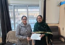 ਸੌਲੀਖੱਡ ਸਹਿਕਾਰੀ ਬੈਂਕ ਸ਼ਾਖਾ ਵੱਲੋਂ 2 ਲੱਖ ਰੁਪਏ ਦਾ ਬੀਮਾ ਕਲੇਮ ਸੌਂਪਿਆ ਪ੍ਰਧਾਨ ਮੰਤਰੀ ਸੁਰੱਖਿਆ ਬੀਮਾ ਯੋਜਨਾ ਤਹਿਤ ਹਿਮਾਚਲ ਪ੍ਰਦੇਸ਼ ਰਾਜ ਸਹਿਕਾਰੀ ਬੈਂਕ ਦੀ ਸੌਲੀਖੱਡ ਸ਼ਾਖਾ ਵੱਲੋਂ ਹਾਦਸੇ ਵਿੱਚ ਦਿਵੰਗਤ ਖਾਤਾ ਧਾਰਕ ਪਵਨ ਸਿੰਘ ਦੇ