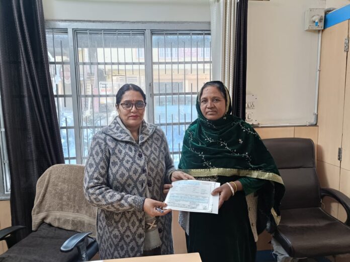 ਪ੍ਰਧਾਨ ਮੰਤਰੀ ਸੁਰੱਖਿਆ ਬੀਮਾ ਯੋਜਨਾ ਤਹਿਤ ਹਿਮਾਚਲ ਪ੍ਰਦੇਸ਼ ਰਾਜ ਸਹਿਕਾਰੀ ਬੈਂਕ ਦੀ ਸੌਲੀਖੱਡ ਸ਼ਾਖਾ ਵੱਲੋਂ ਹਾਦਸੇ ਵਿੱਚ ਦਿਵੰਗਤ ਖਾਤਾ ਧਾਰਕ ਪਵਨ ਸਿੰਘ ਦੇ