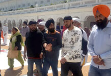 ਗਿੱਪੀ ਗਰੇਵਾਲ ਪਰਿਵਾਰ ਸਮੇਤ ਸੱਚਖੰਡ ਸ੍ਰੀ ਹਰਿਮੰਦਰ ਸਾਹਿਬ ਨਤਮਸਤਕ, ਤਿੰਨਾਂ ਪੁੱਤਰਾਂ ਨੇ ਕੀਤੀ ਸੇਵਾ; ਮਾਰਕੀਟ ਤੋਂ ਖਰੀਦੇ ਕੜੇ