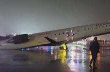 ਨਿਊਯਾਰਕ ਹਵਾਈ ਅੱਡੇ ‘ਤੇ ਜਹਾਜ਼ ਤੇ ਫਾਇਰ ਟਰੱਕ ਦੀ ਭਿਆਨਕ ਟੱਕਰ, ਪਾਇਲਟ ਤੇ ਕੋ-ਪਾਇਲਟ ਦੀ ਮੌ*ਤ; 13 ਜ਼ਖ਼ਮੀ