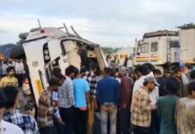 ਤੇਜ਼ ਰਫ਼ਤਾਰ ਬੱਸ ਕਾਰ ‘ਤੇ ਪਲਟੀ, ਕਈ ਯਾਤਰੀ ਜ਼*ਖਮੀ