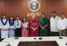 ਅੱਠਵੀਂ ਜਮਾਤ ਦੇ ਟੌਪਰ ਵਿਦਿਆਰਥੀਆਂ ਨੂੰ ਡਿਪਟੀ ਕਮਿਸ਼ਨਰ ਨੇ ਕੀਤਾ ਸਨਮਾਨਿਤ